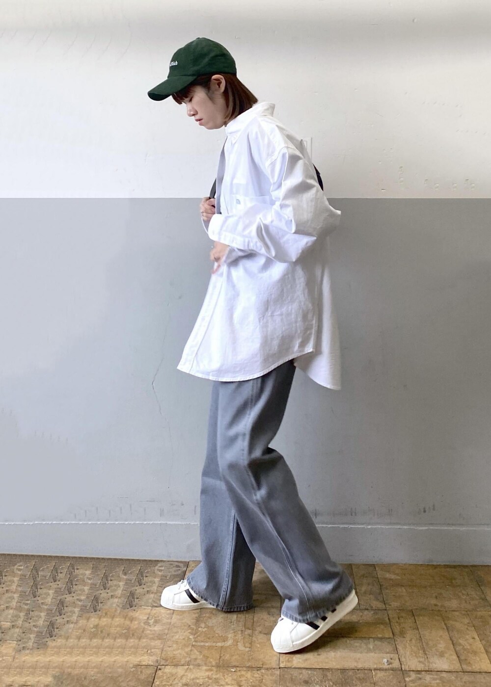 ブラック系のTシャツ/カットソー、ブラック系のショルダーバッグ、ホワイト系のシャツ/ブラウスを着用したレディースの冬コーディネートの4枚目の写真