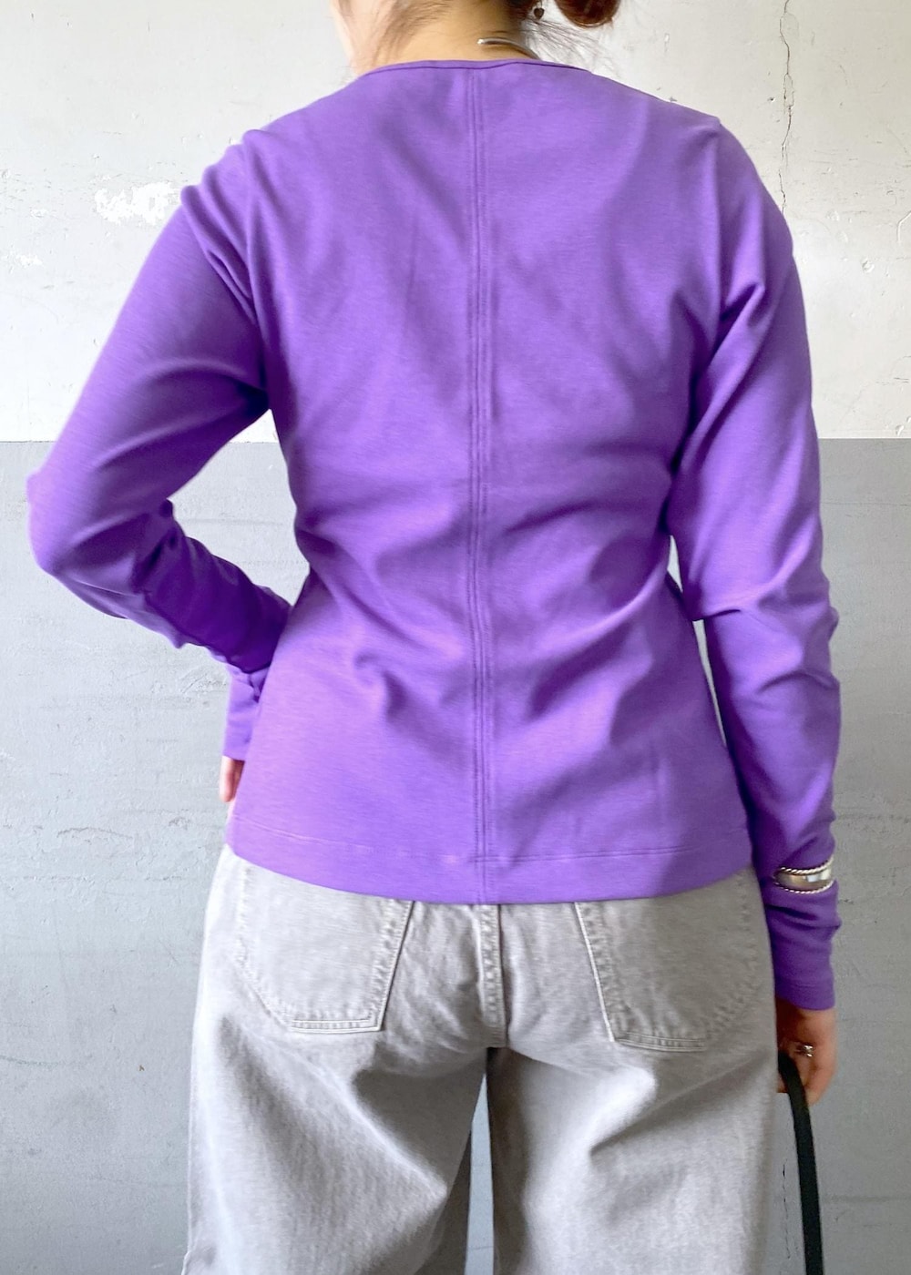 ベージュ系のデニムパンツ、ブラック系のパンプス、パープル系のTシャツ/カットソーを着用したレディースの夏コーディネートの8枚目の写真