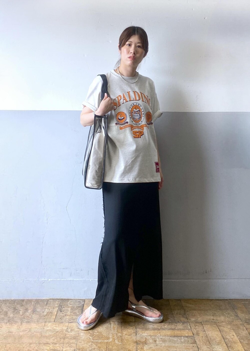 シルバー系のサンダル、ブラック系のトートバッグ、グレー系のTシャツ/カットソーを着用したレディースの夏コーディネートの9枚目の写真