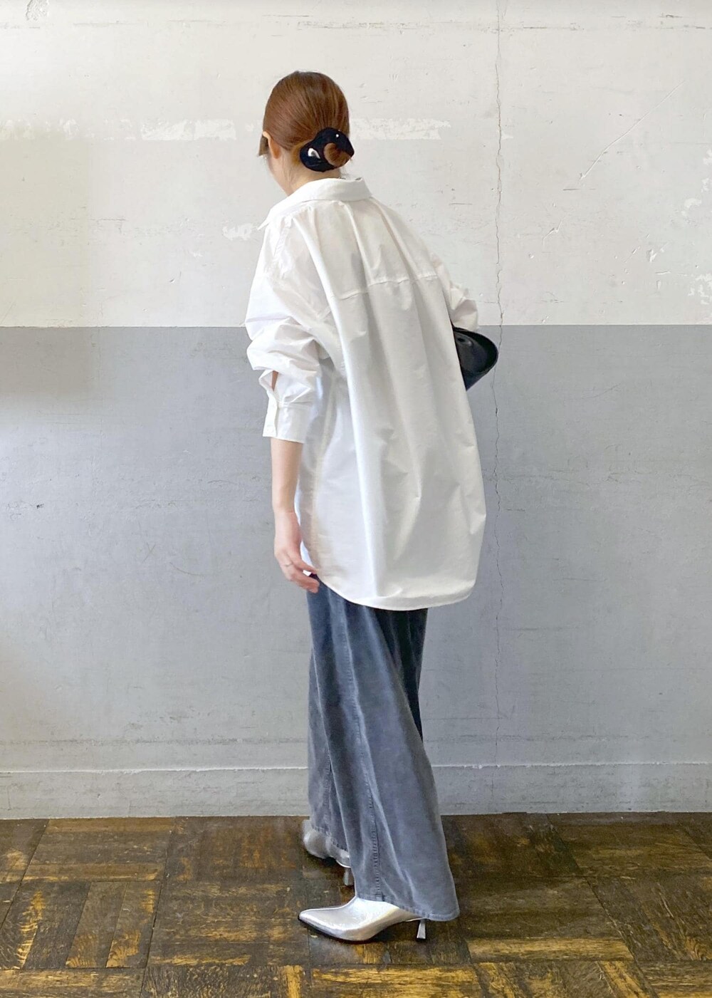 ホワイト系のシャツ/ブラウス、シルバー系のブーツ、グレー系のその他パンツを着用したレディースの秋コーディネートの3枚目の写真