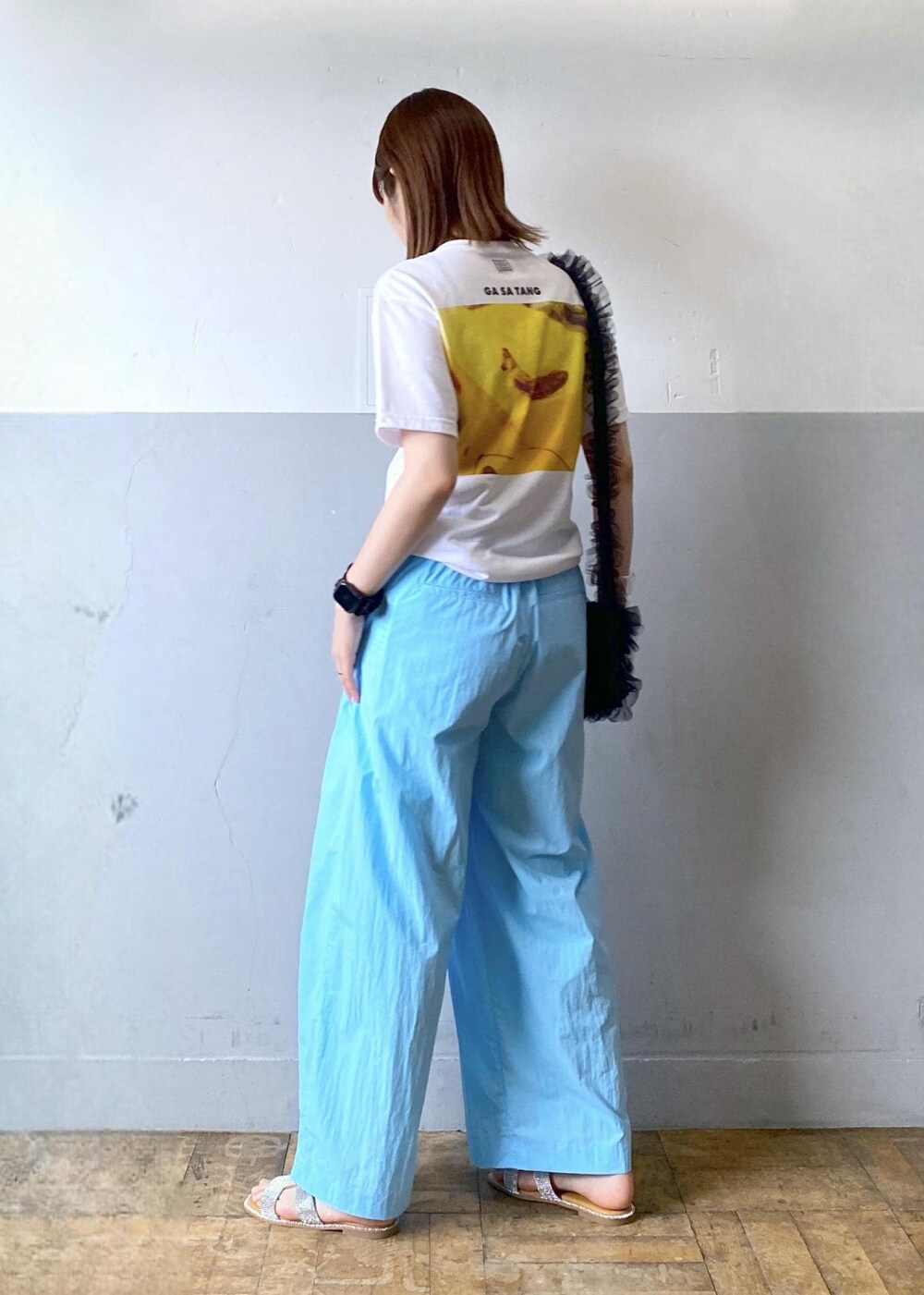 ホワイト系のTシャツ/カットソー、シルバー系のサンダル、ブルー系のその他パンツを着用したレディースの春コーディネートの3枚目の写真