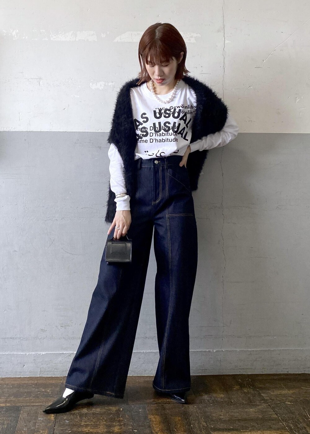 ホワイト系のTシャツ/カットソー、ブラック系のパンプス、ブラック系のショルダーバッグを着用したレディースの秋コーディネートの2枚目の写真
