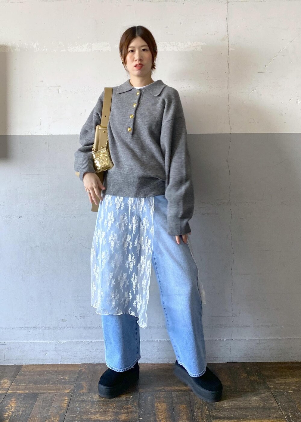 ブラック系のブーツ、ブルー系のデニムパンツ、ホワイト系のTシャツ/カットソーを着用したレディースの冬コーディネートの2枚目の写真