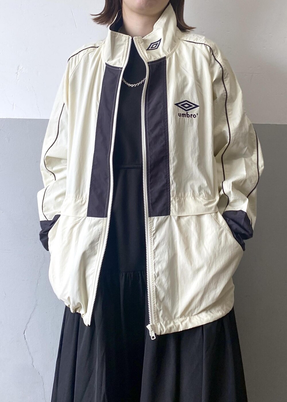 シルバー系のショルダーバッグ、ホワイト系のその他アウター、ブラック系のワンピースを着用したレディースの冬コーディネートの5枚目の写真