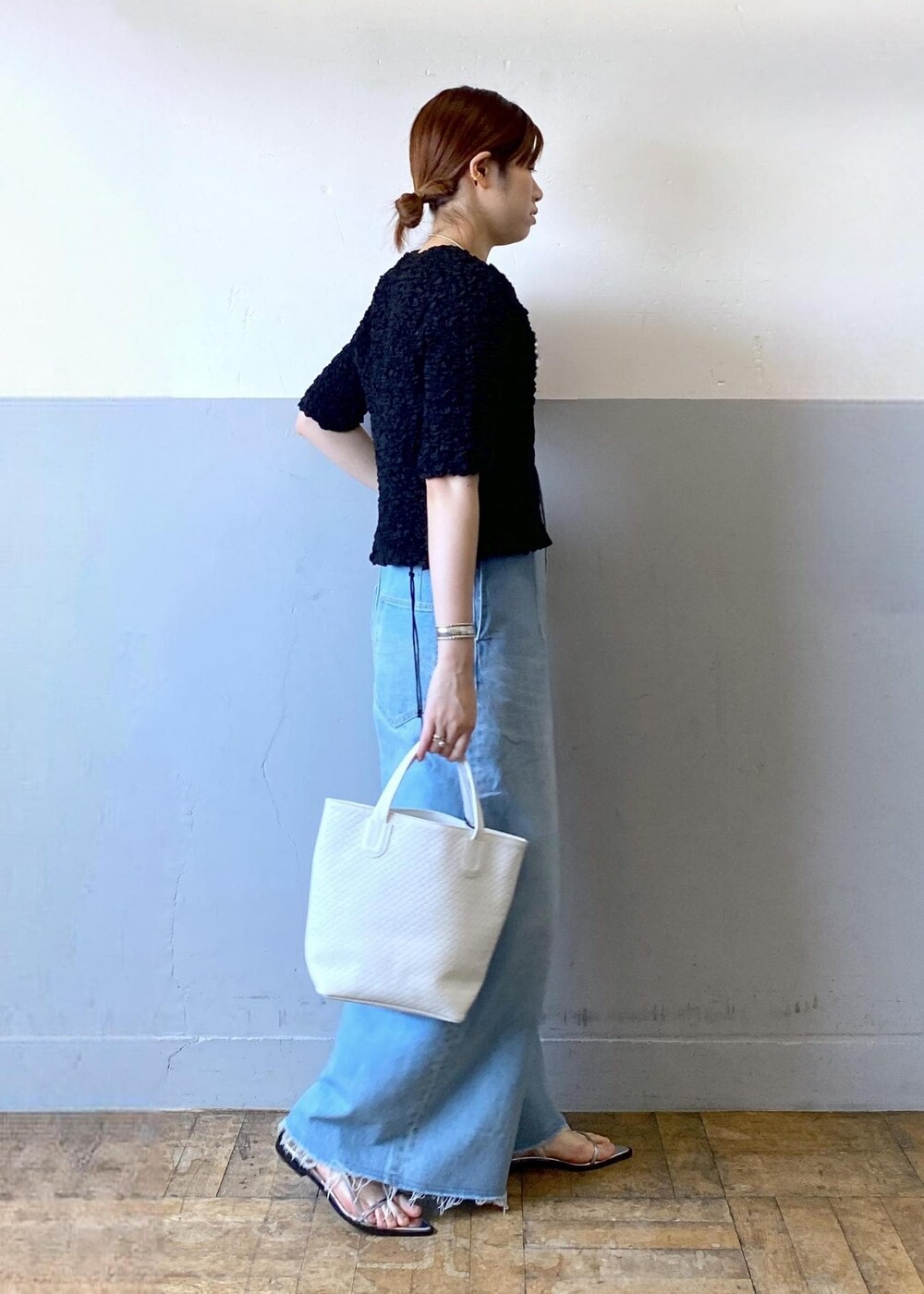 シルバー系のサンダル、ブルー系のサロペット/オーバーオール、ブラック系のカーディガン/ボレロを着用したレディースの春コーディネートの6枚目の写真