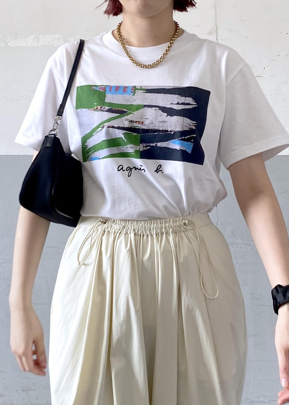 ブラック系のショルダーバッグ、ホワイト系のTシャツ/カットソーを着用したレディースの夏コーディネートの7枚目の写真