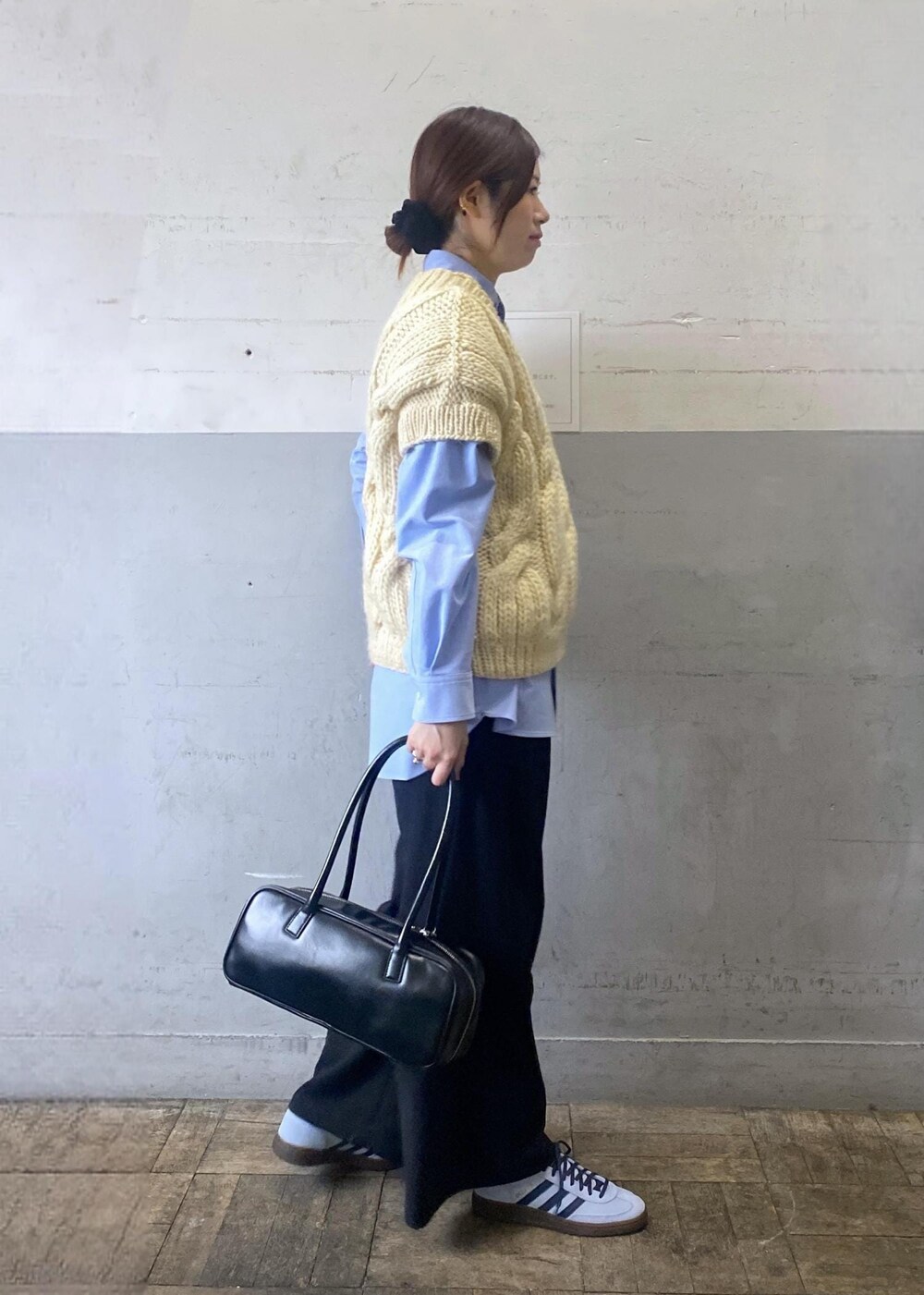 ホワイト系のニット/セーター、ブラック系のボストンバッグ、ブルー系のシャツ/ブラウスを着用したレディースの秋コーディネートの4枚目の写真