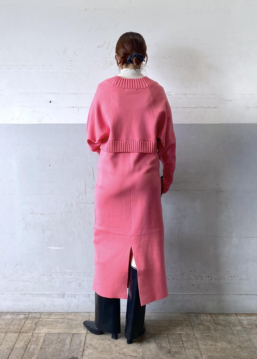 ブラック系のブーツ、ピンク系のワンピース、ホワイト系のニット/セーターを着用したレディースの冬コーディネートの3枚目の写真