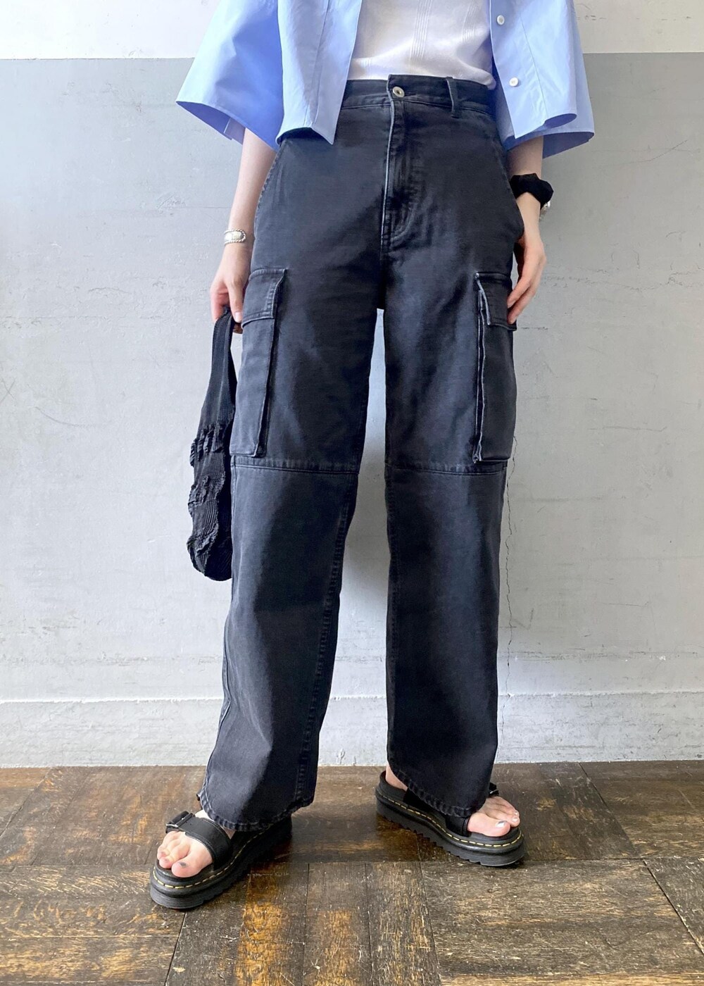 ホワイト系のタンクトップ、ブラック系のカーゴパンツ、ブラック系のトートバッグを着用したレディースの夏コーディネートの6枚目の写真