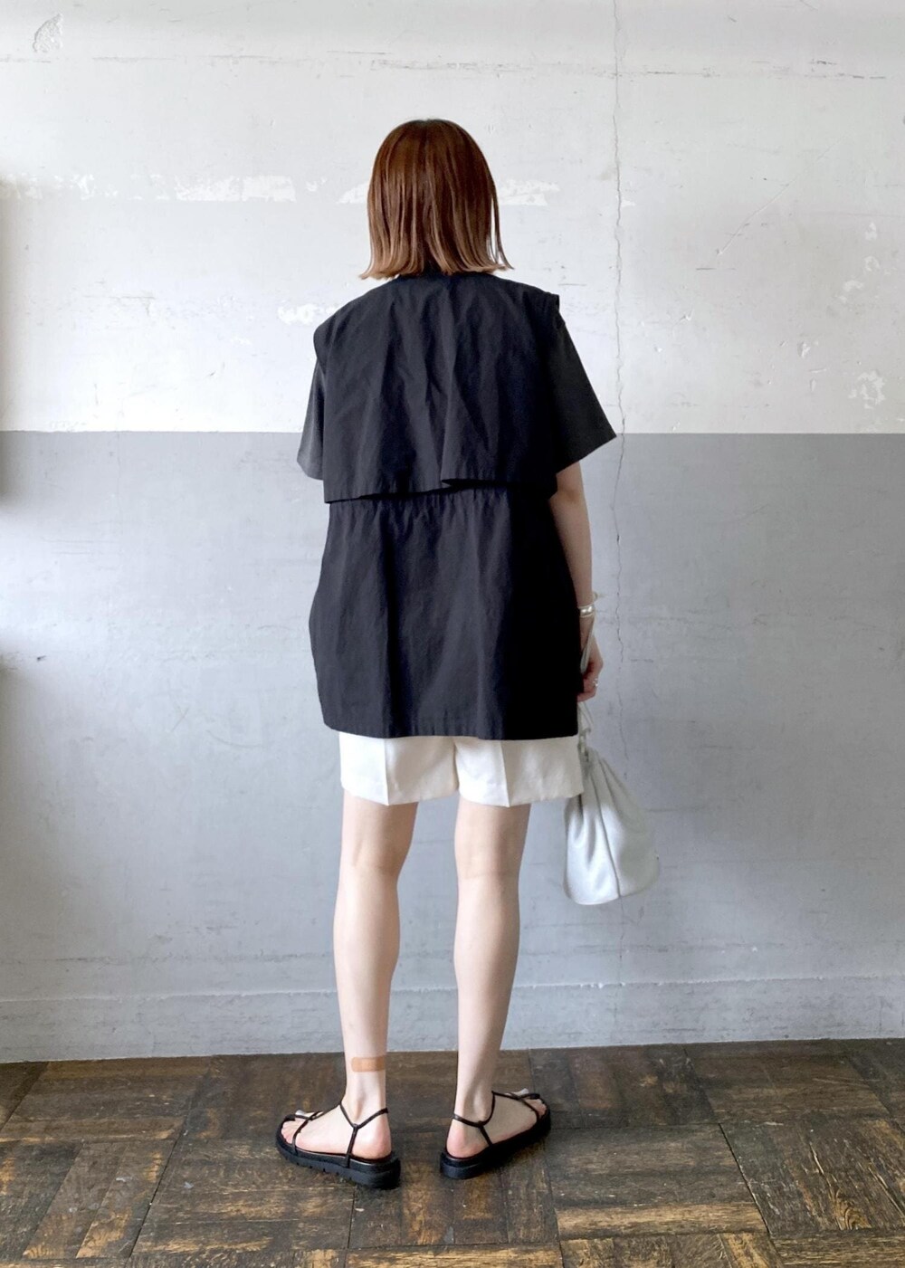 ブラック系のTシャツ/カットソー、ホワイト系のその他パンツ、シルバー系のショルダーバッグを着用したレディースの夏コーディネートの3枚目の写真