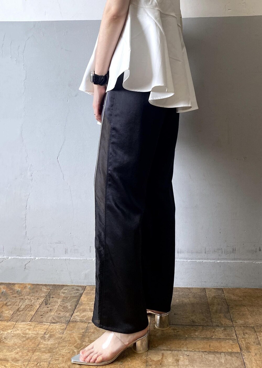 ホワイト系のショルダーバッグ、ブラック系のその他パンツ、ホワイト系のTシャツ/カットソーを着用したレディースの夏コーディネートの9枚目の写真