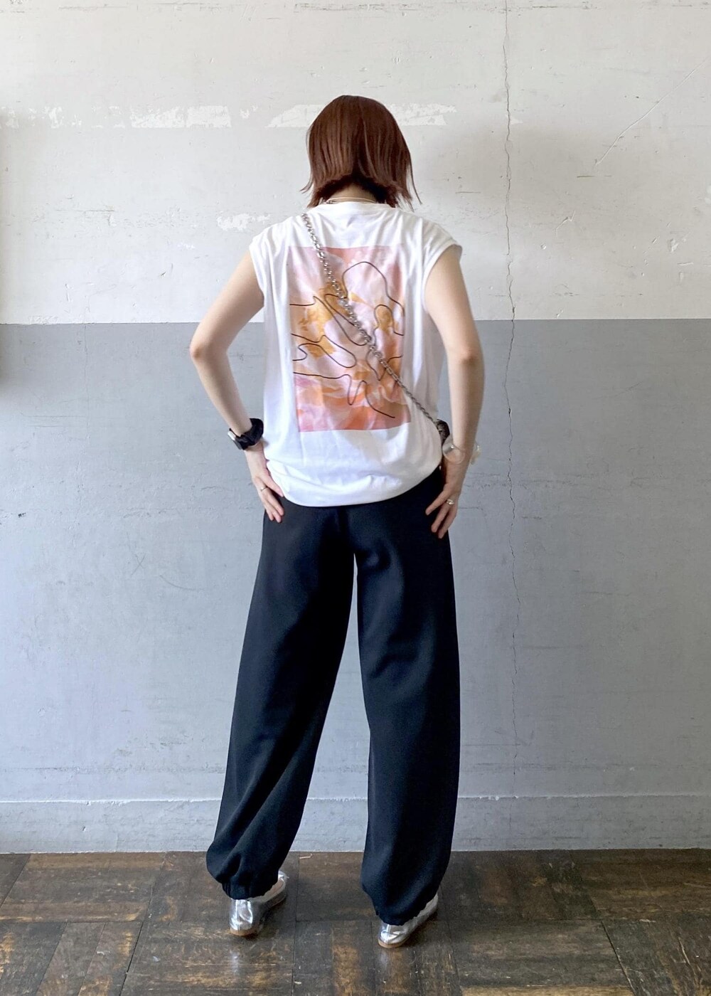 シルバー系のバレエシューズ、ホワイト系のTシャツ/カットソー、その他のショルダーバッグを着用したレディースの夏コーディネートの2枚目の写真