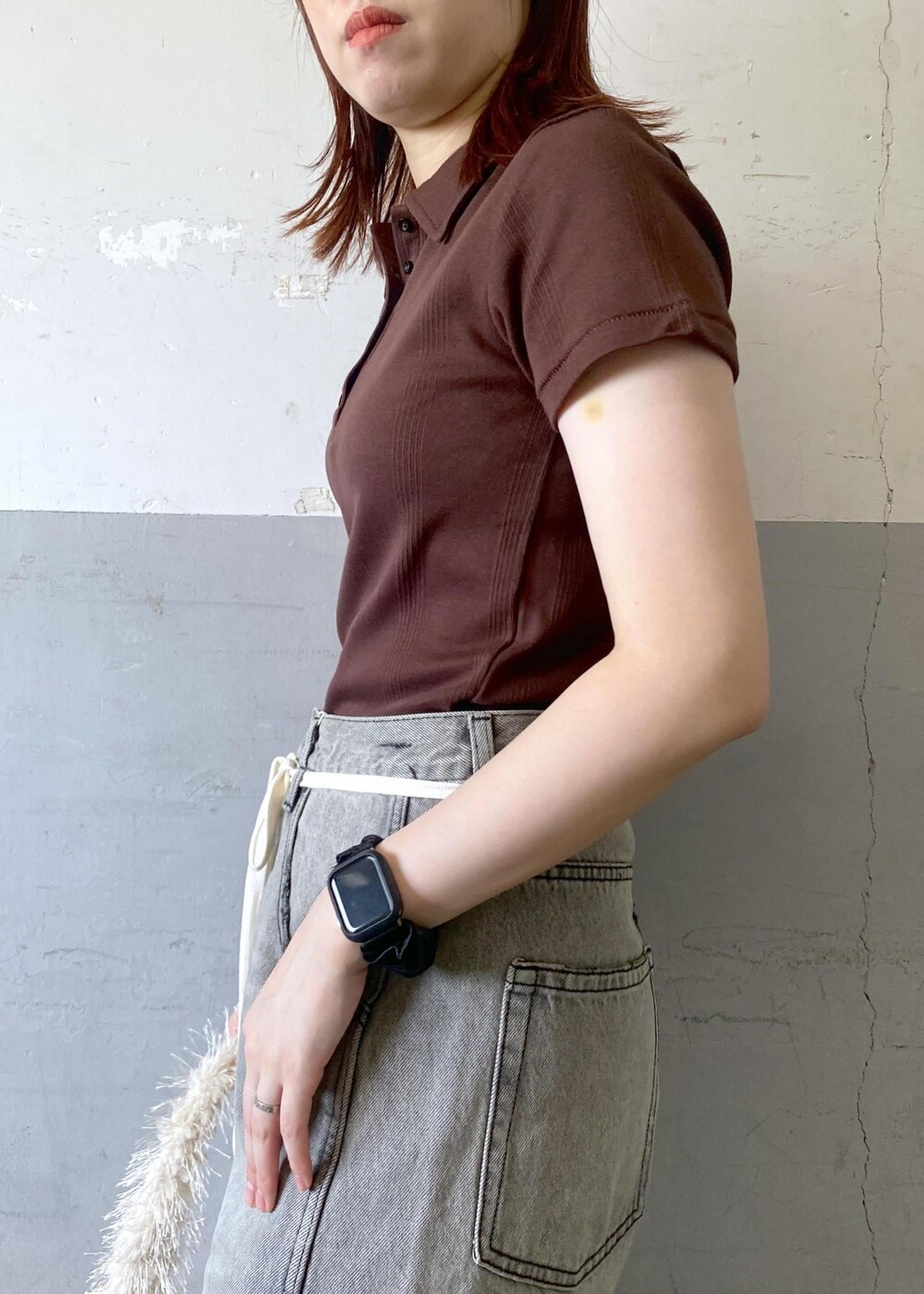 ブラック系のサンダル、ブラウン系のTシャツ/カットソー、ブラック系のデニムパンツを着用したレディースの夏コーディネートの9枚目の写真