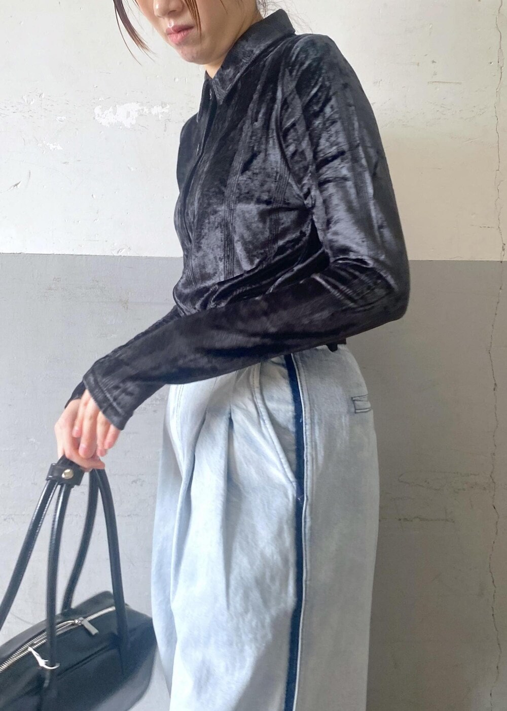 ブラック系のカーディガン/ボレロ、ホワイト系のブーツ、ブルー系のその他パンツを着用したレディースの秋コーディネートの7枚目の写真