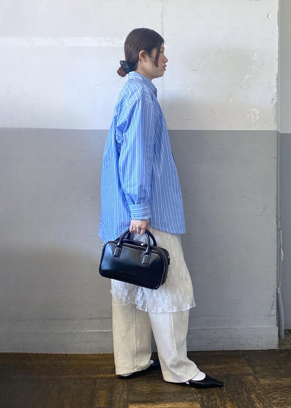 ホワイト系のTシャツ/カットソー、ブラック系のショルダーバッグ、ホワイト系のその他パンツを着用したレディースの春コーディネートの4枚目の写真