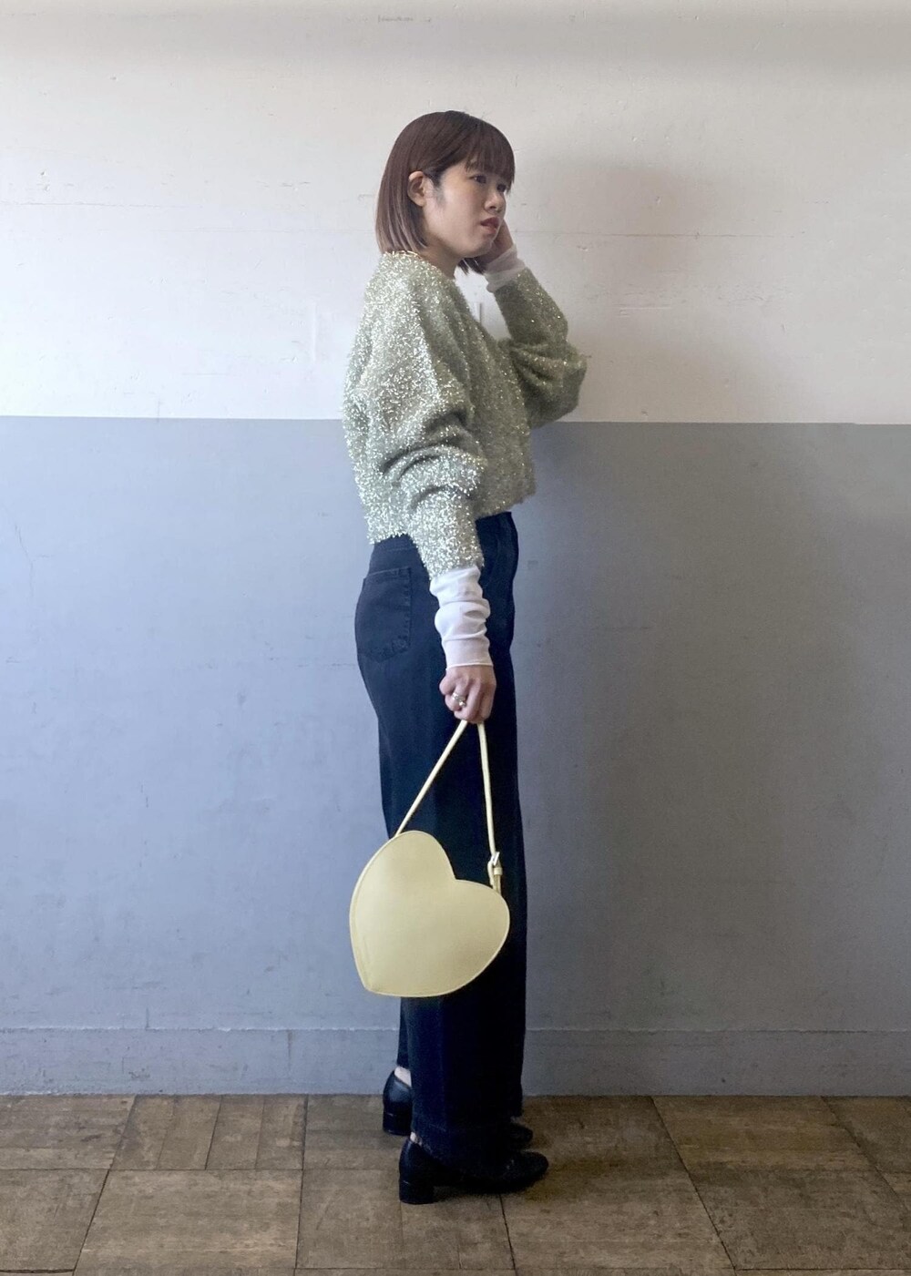 ブラック系のパンプス、ホワイト系のTシャツ/カットソー、ゴールド系のネックレスを着用したレディースの冬コーディネートの2枚目の写真