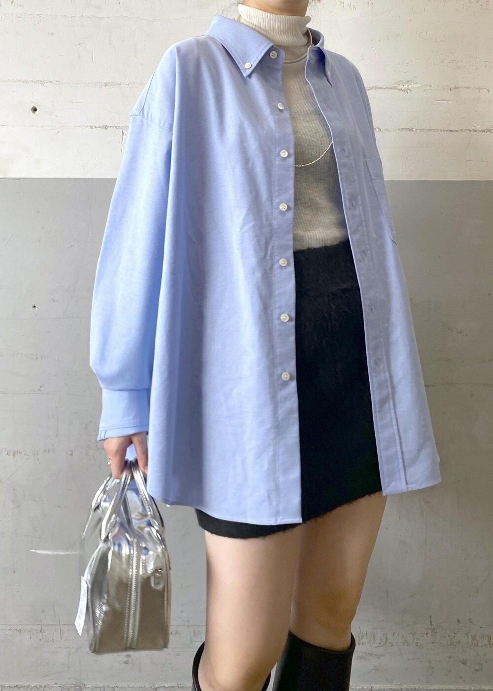 ブラック系のブーツ、シルバー系のショルダーバッグ、ホワイト系のニット/セーターを着用したレディースの秋コーディネートの7枚目の写真