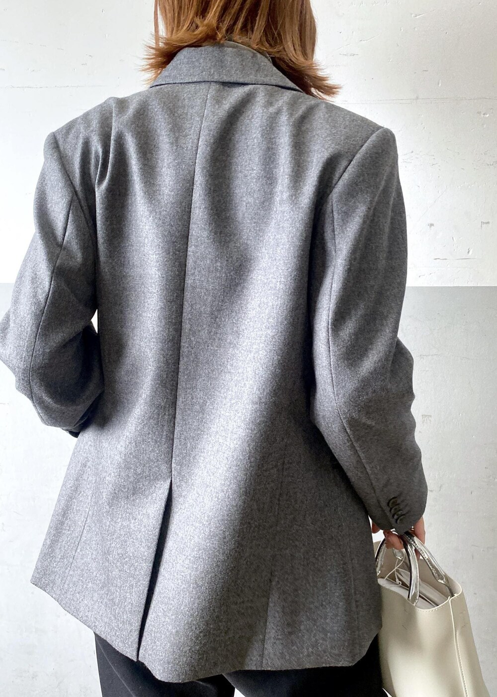 ホワイト系のショルダーバッグ、ブラック系のその他パンツ、グレー系のテーラードジャケットを着用したレディースの秋コーディネートの8枚目の写真