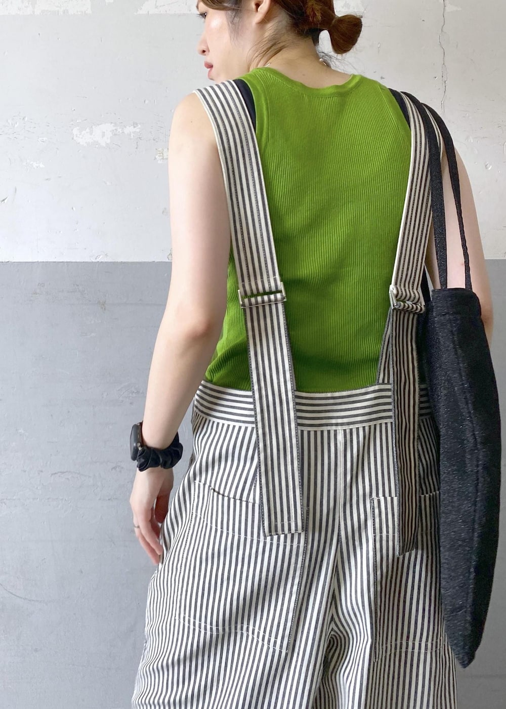 グレー系のサロペット/オーバーオール、ブラック系のトートバッグ、ブラック系のサングラスを着用したレディースの夏コーディネートの7枚目の写真