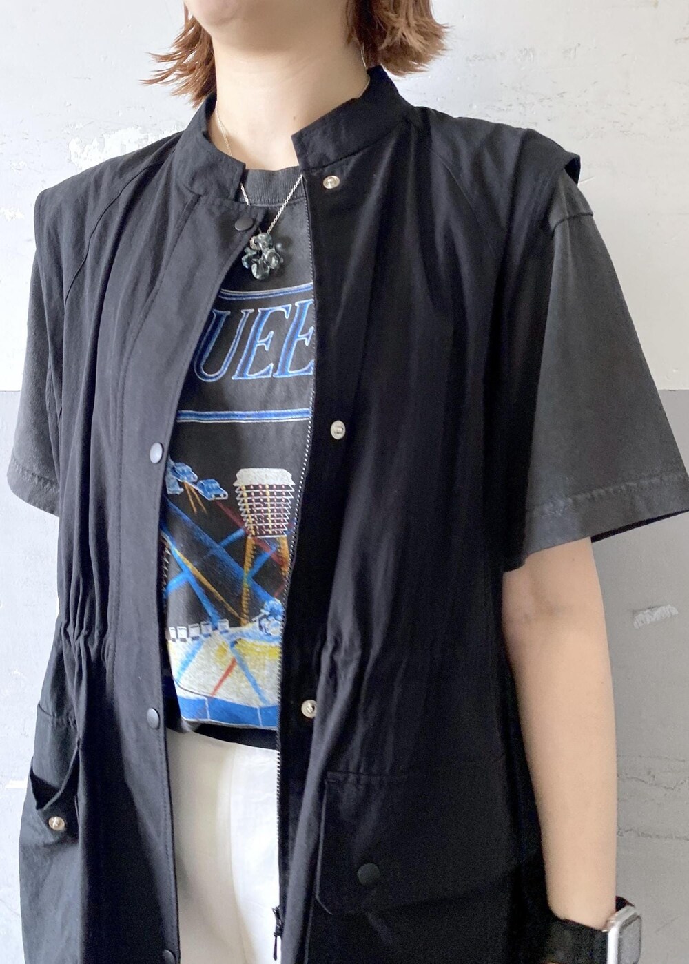 ブラック系のTシャツ/カットソー、ホワイト系のその他パンツ、シルバー系のショルダーバッグを着用したレディースの夏コーディネートの10枚目の写真