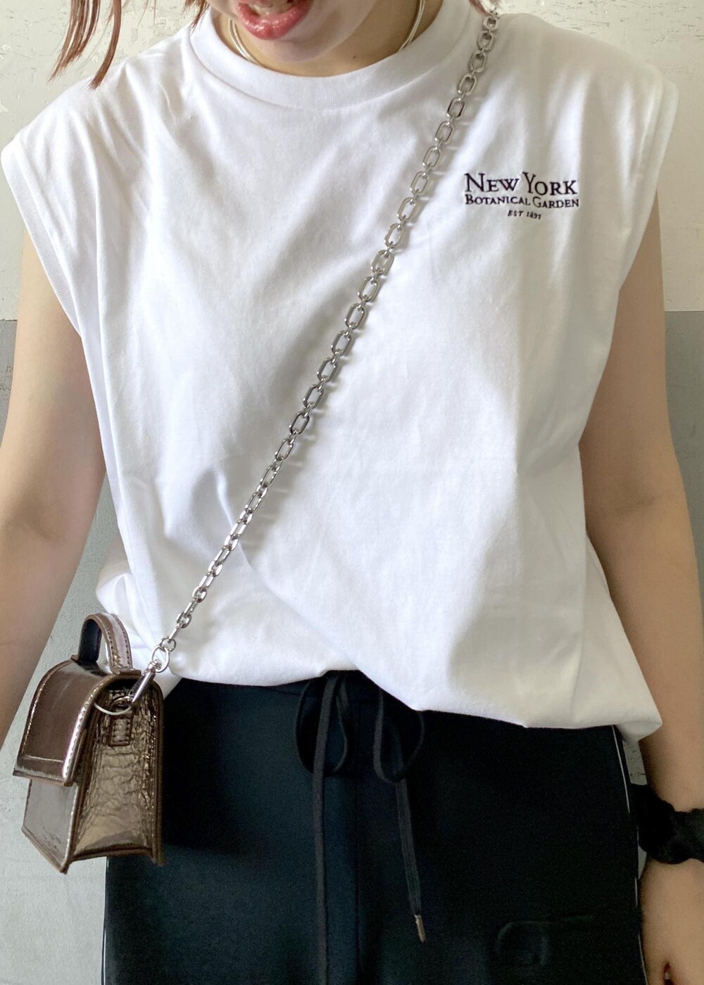 シルバー系のバレエシューズ、ホワイト系のTシャツ/カットソー、その他のショルダーバッグを着用したレディースの夏コーディネートの10枚目の写真