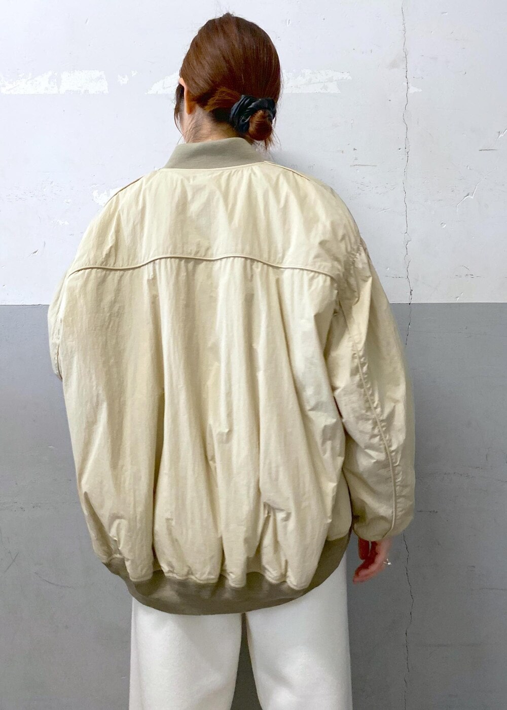 ホワイト系のTシャツ/カットソー、ベージュ系のMA-1、ホワイト系のその他パンツを着用したレディースの秋コーディネートの8枚目の写真