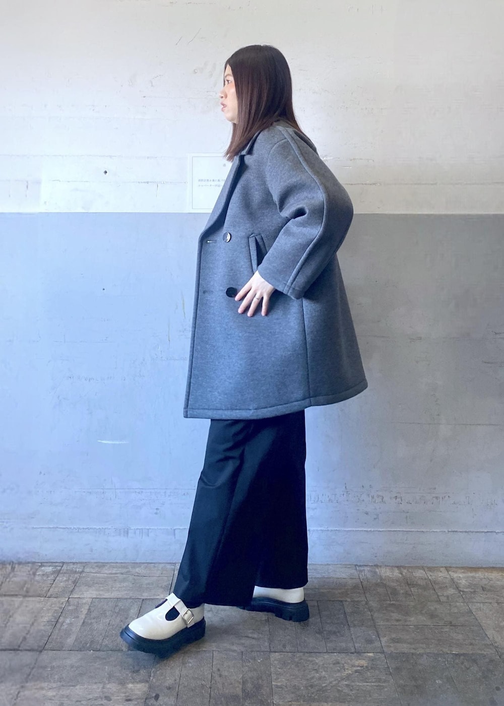ホワイト系のその他シューズ、ホワイト系のニット/セーター、ホワイト系のカーディガン/ボレロを着用したレディースの冬コーディネートの2枚目の写真
