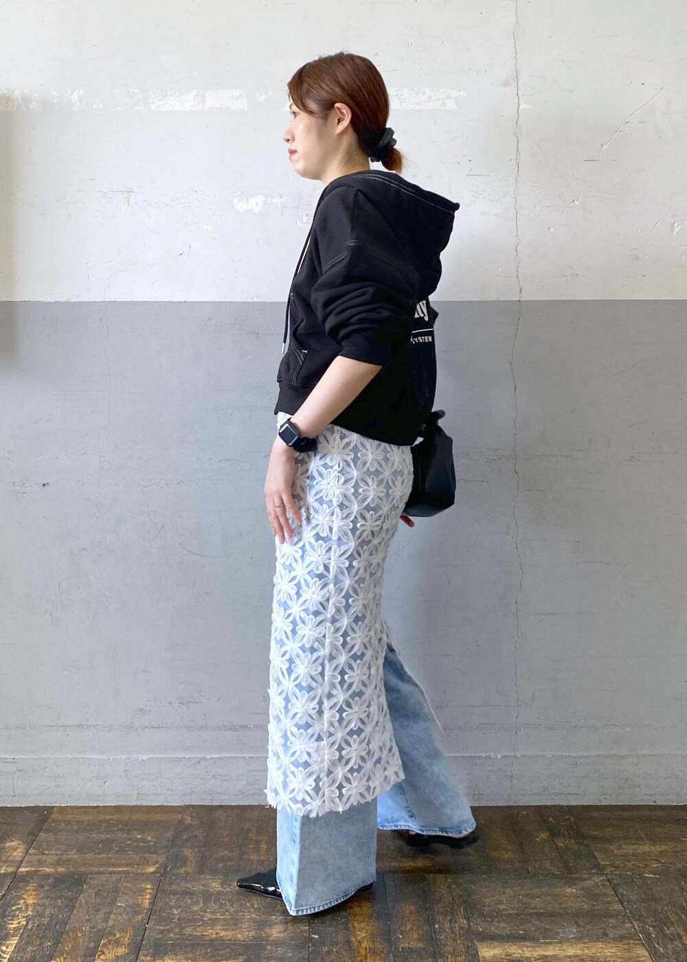 ブラック系のショルダーバッグ、ホワイト系のスカートを着用したレディースの夏コーディネートの5枚目の写真