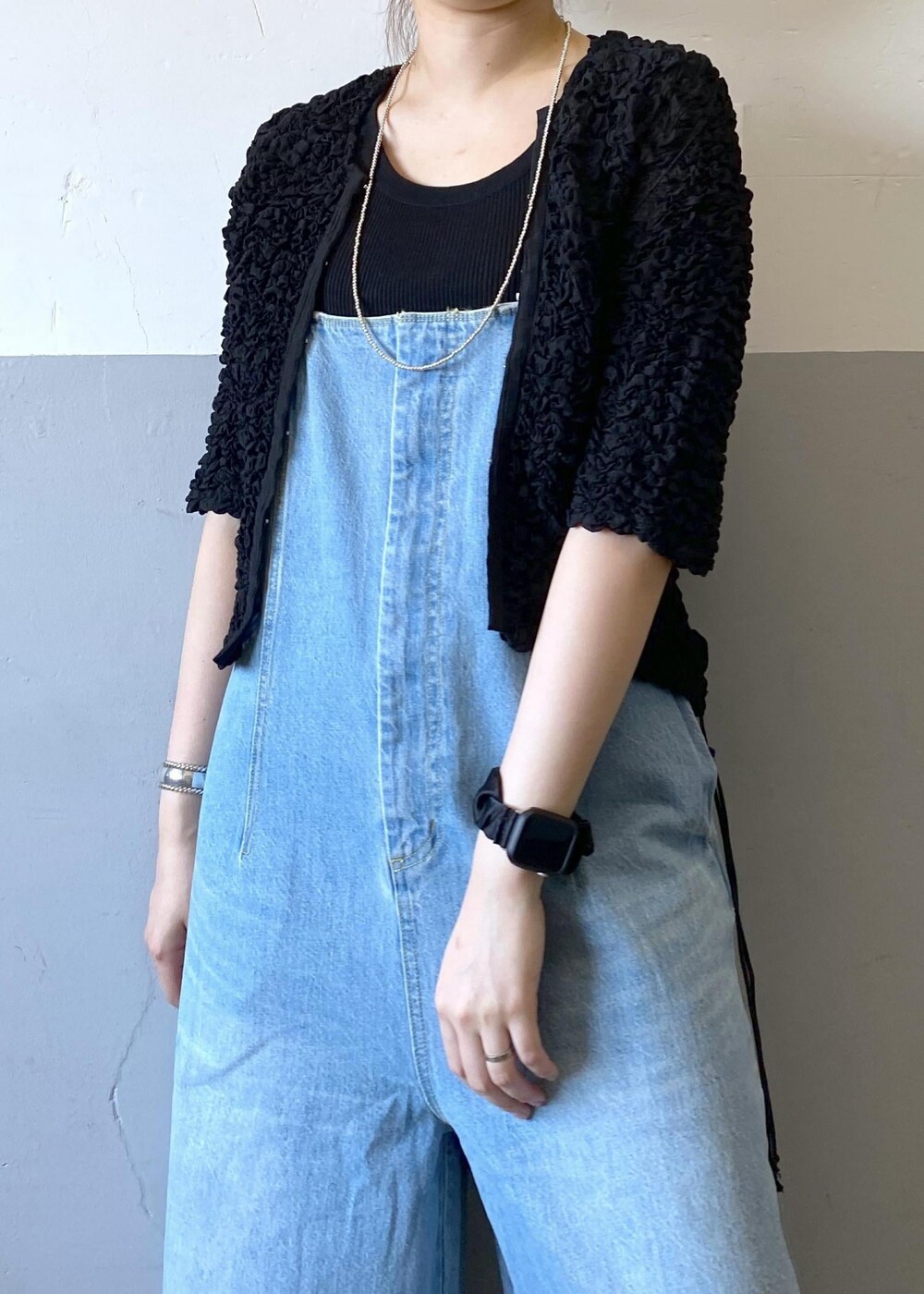 シルバー系のサンダル、ブルー系のサロペット/オーバーオール、ブラック系のカーディガン/ボレロを着用したレディースの春コーディネートの10枚目の写真