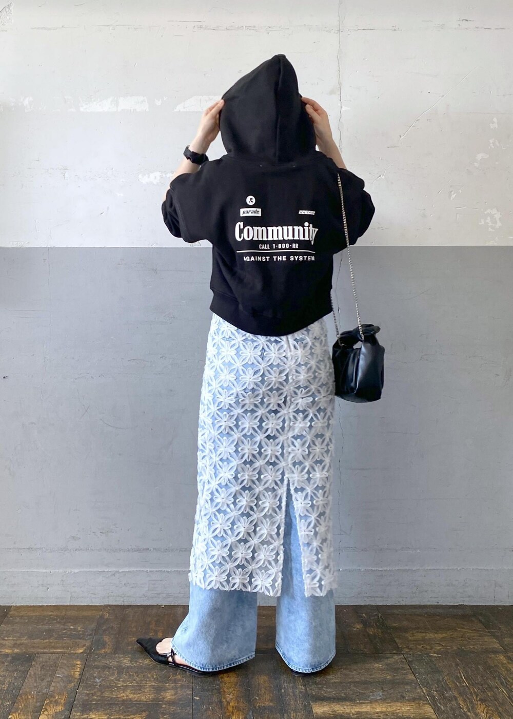 ブラック系のショルダーバッグ、ホワイト系のスカートを着用したレディースの夏コーディネートの10枚目の写真