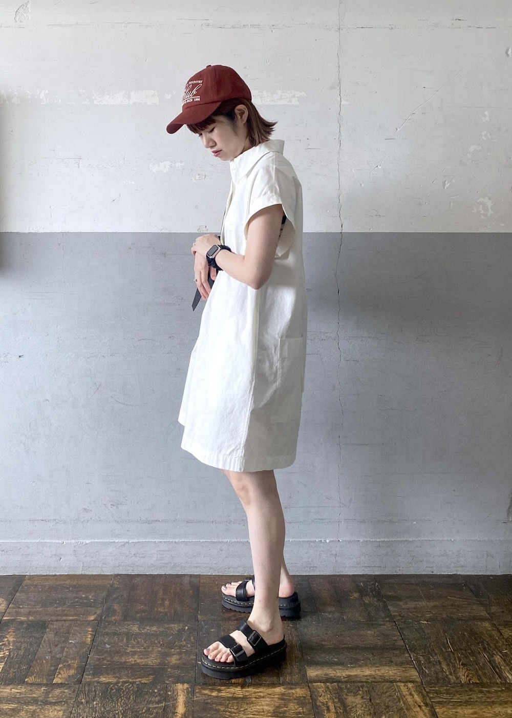 ブラック系のショルダーバッグ、ホワイト系のつなぎ/オールインワンを着用したレディースの夏コーディネートの5枚目の写真