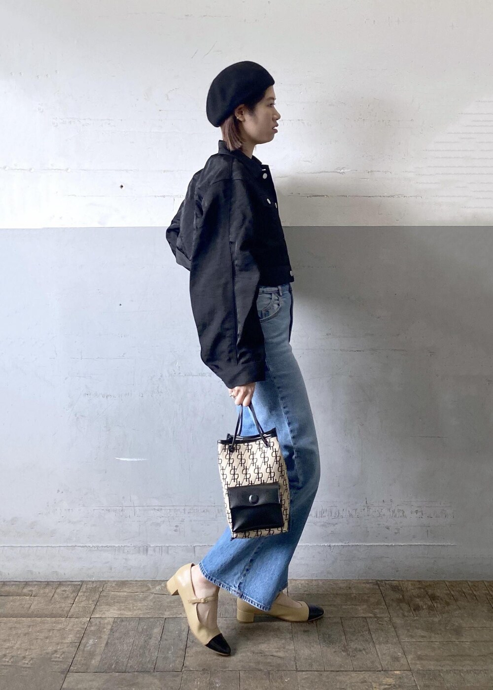 ベージュ系のパンプスを着用したレディースの冬コーディネートの6枚目の写真