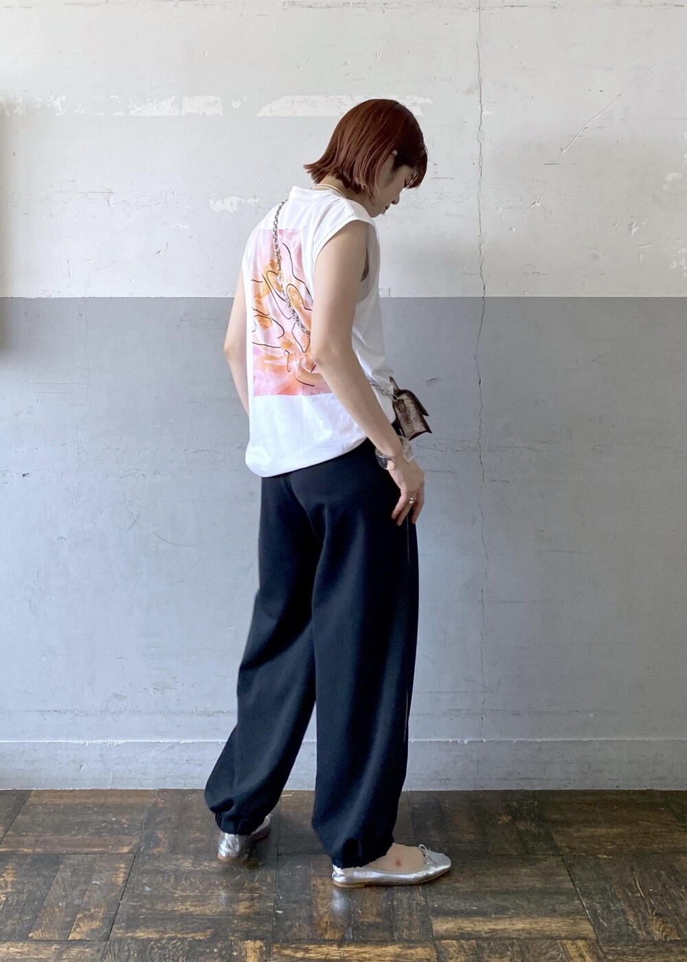 シルバー系のバレエシューズ、ホワイト系のTシャツ/カットソー、その他のショルダーバッグを着用したレディースの夏コーディネートの3枚目の写真