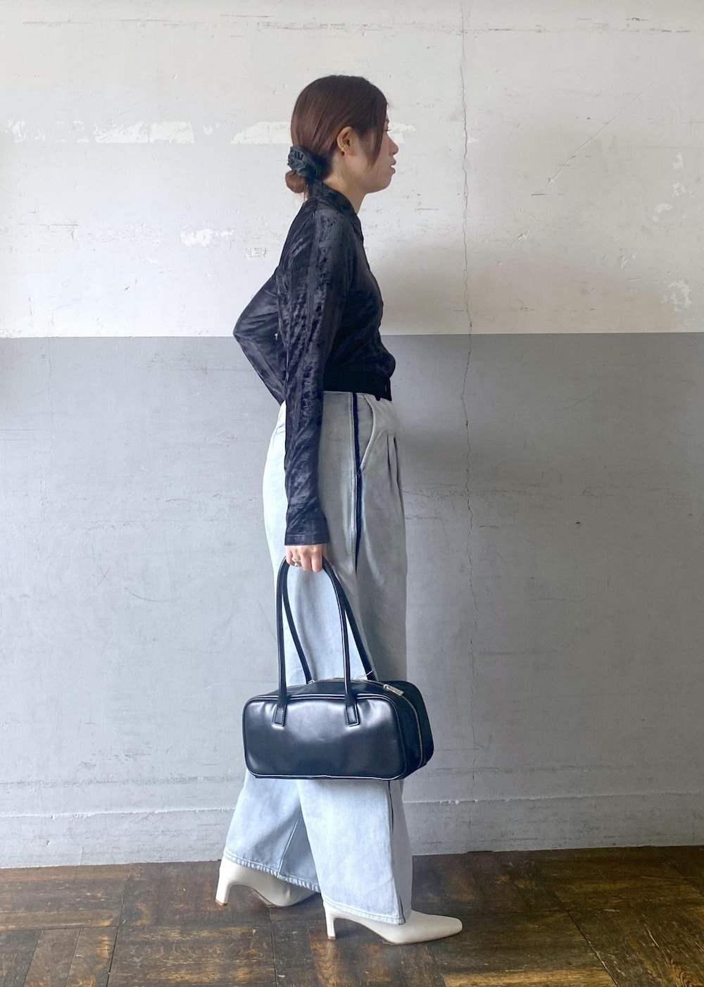 ブラック系のカーディガン/ボレロ、ホワイト系のブーツ、ブルー系のその他パンツを着用したレディースの秋コーディネートの4枚目の写真