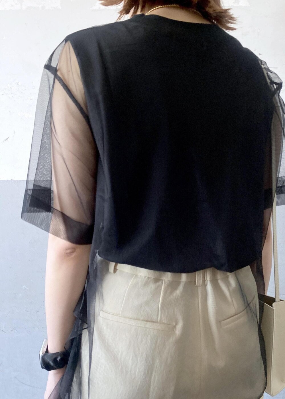 グレー系のショルダーバッグ、ベージュ系のサンダル、ベージュ系のスラックスを着用したレディースの夏コーディネートの8枚目の写真