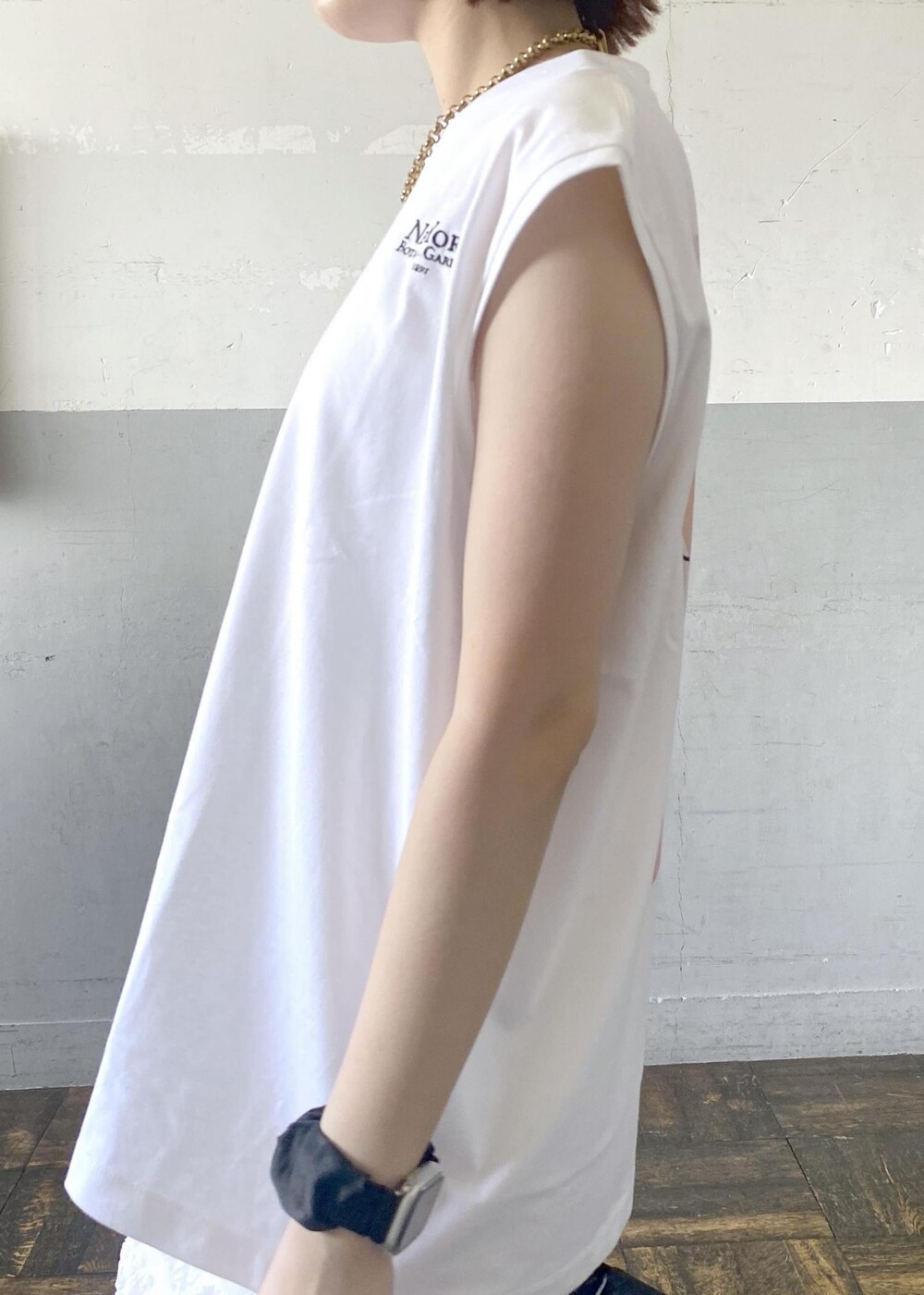 ブラック系のサンダル、ホワイト系のスカート、ホワイト系のTシャツ/カットソーを着用したレディースの夏コーディネートの9枚目の写真