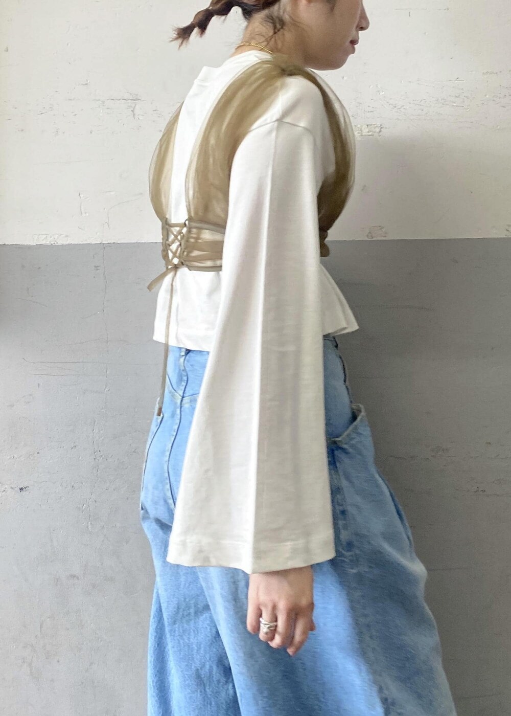 グリーン系のその他トップス、ホワイト系のTシャツ/カットソー、ブルー系のデニムパンツを着用したレディースの春コーディネートの9枚目の写真