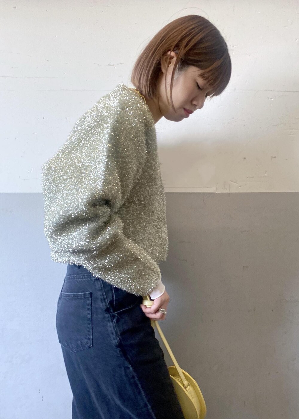 ブラック系のパンプス、ホワイト系のTシャツ/カットソー、ゴールド系のネックレスを着用したレディースの冬コーディネートの8枚目の写真