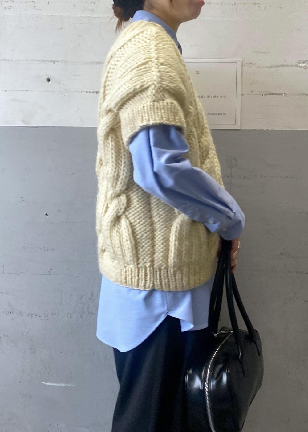 ホワイト系のニット/セーター、ブラック系のボストンバッグ、ブルー系のシャツ/ブラウスを着用したレディースの秋コーディネートの7枚目の写真