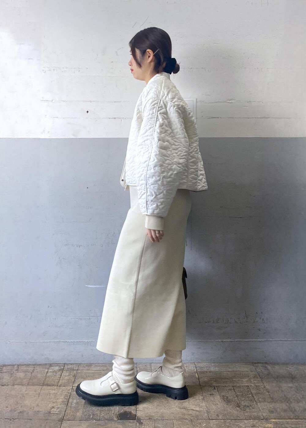 ホワイト系のその他シューズ、ホワイト系のワンピース、ホワイト系のブルゾンを着用したレディースの冬コーディネートの3枚目の写真