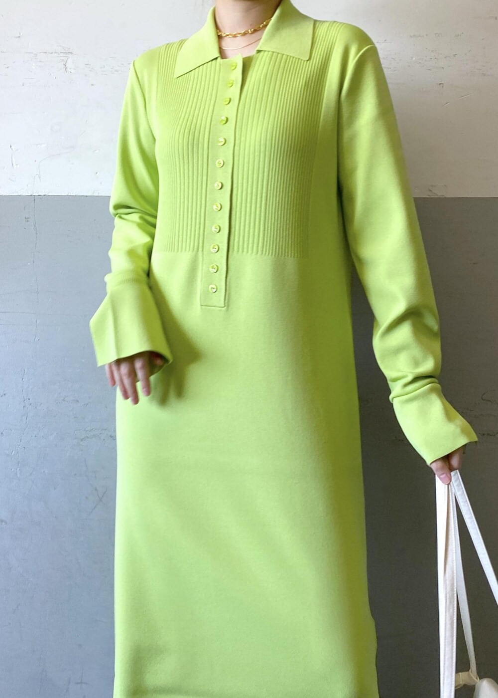 ホワイト系のボディバッグ/ウエストポーチ、ホワイト系のブーツ、グリーン系のワンピースを着用したレディースの秋コーディネートの7枚目の写真