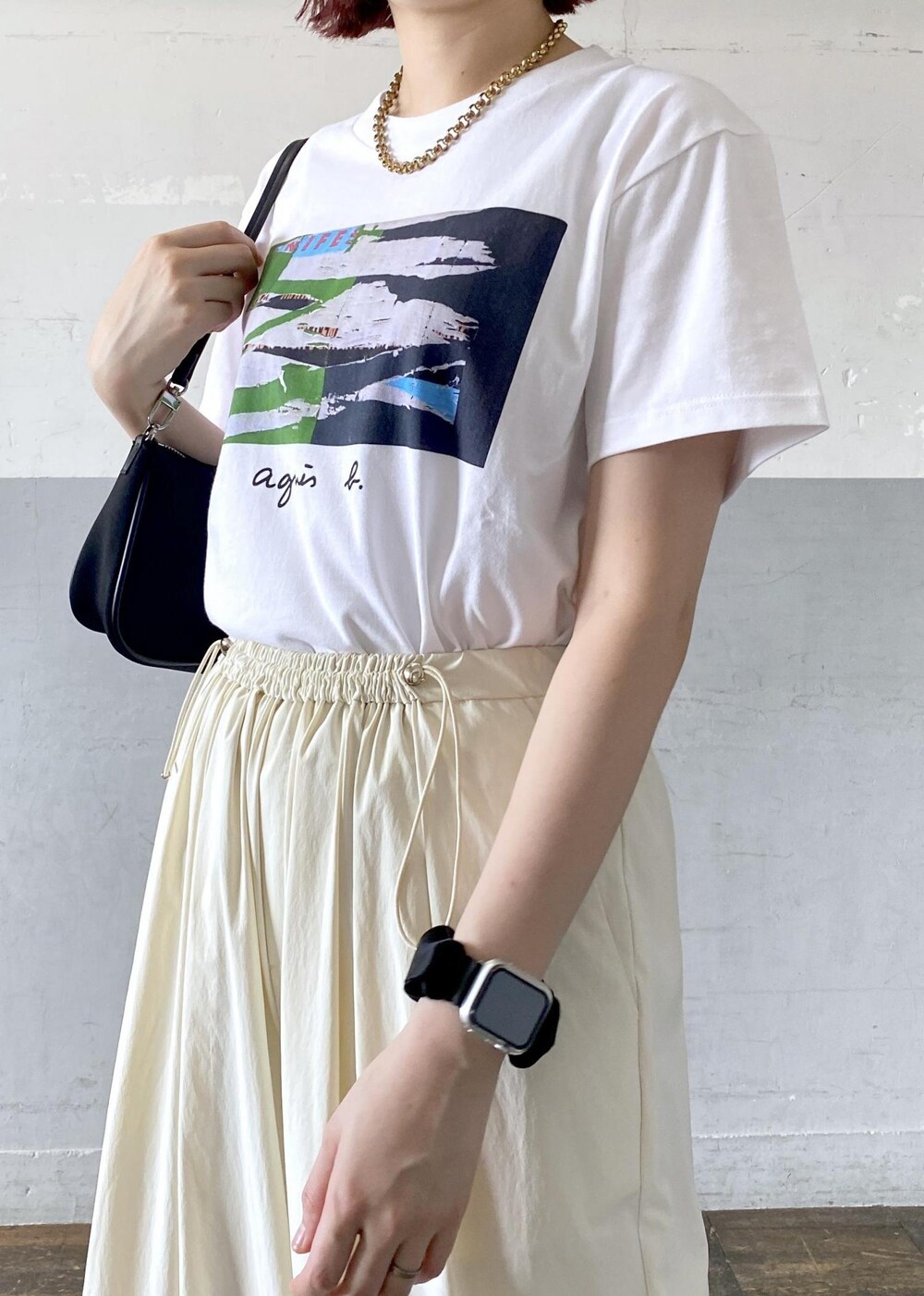 ブラック系のショルダーバッグ、ホワイト系のTシャツ/カットソーを着用したレディースの夏コーディネートの8枚目の写真