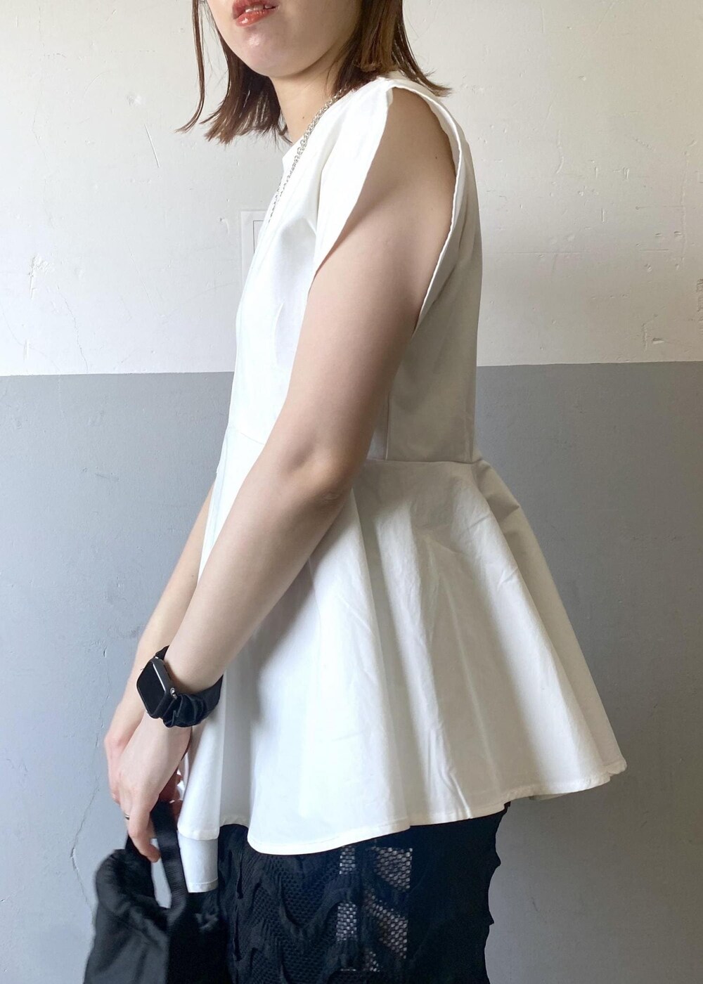 ブラック系のハンドバッグ、グリーン系のサンダル、ブラック系のスカートを着用したレディースの春コーディネートの7枚目の写真