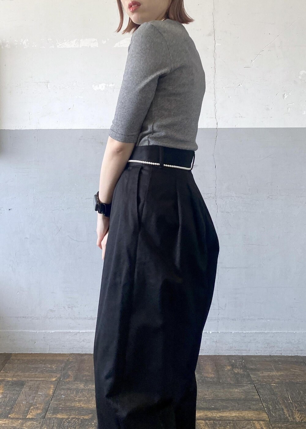 シルバー系のパンプス、ブラック系のトートバッグ、ブラック系のTシャツ/カットソーを着用したレディースの夏コーディネートの7枚目の写真