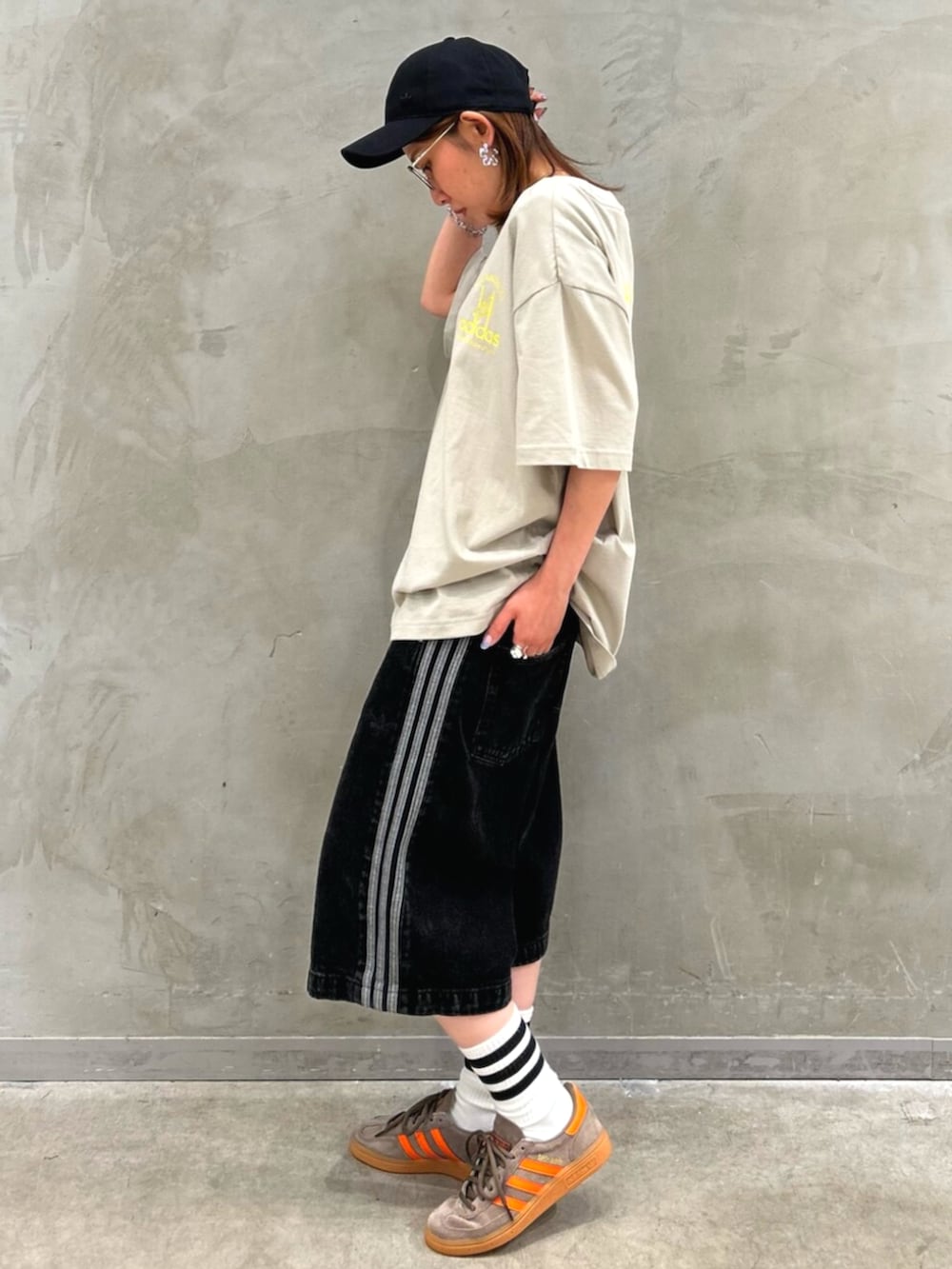 「デニム、デニムハーフパンツ、Tシャツ、Tシャツ×デニム、デニムパンツ、スニーカー、ハンドボールスペツィアル、ボーリングバッグ、キャップ、adidas、adidas originals、アディダス、アディダスオリジナルス」｜「adidasのトーナルメタルトレフォイル付きデイリーアイコンキャップ EV.IC DAD CAP / アディダスオリジナルス adidas Originals（キャップ、ブラック系）」を使った、STさん（レディース・159cm）の夏コーディネートの5枚目の写真