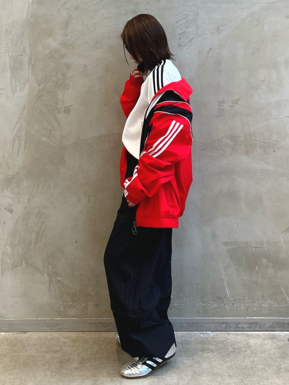 「トラックジャケット、RASANT、オーバーサイズ、トラックパンツ、2in1、スニーカー、teakwondo、テコンドー、LOW-PROFILE、adidas、adidas originals、アディダス」｜「adidasのRasant カットライン トラックパンツ / アディダスオリジナルス adidas Originals（その他パンツ、ブラック系）」を使った、STさん（レディース・159cm）の冬コーディネートの3枚目の写真