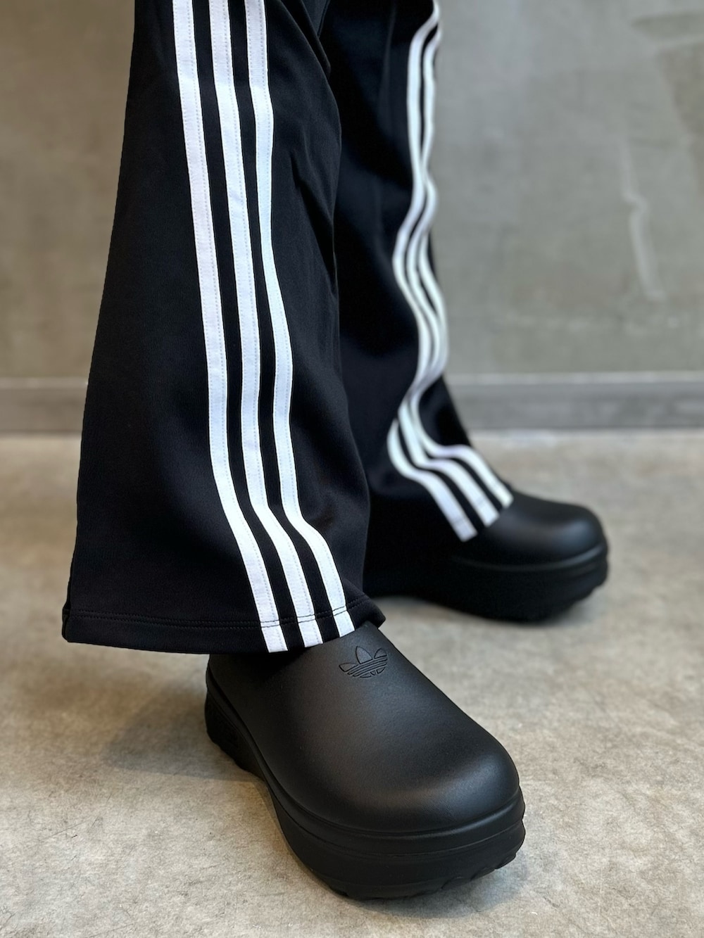 「ブラック、レザージャケット、キャップ、adidas、サンダル、トラックパンツ、スタンスミス、adidas originals、クロップドトップス、adilenium」｜「adidasのAdilenium 半袖トップ（Tシャツ/カットソー、ブラック系）」を使った、STさん（レディース・159cm）の秋コーディネートの6枚目の写真