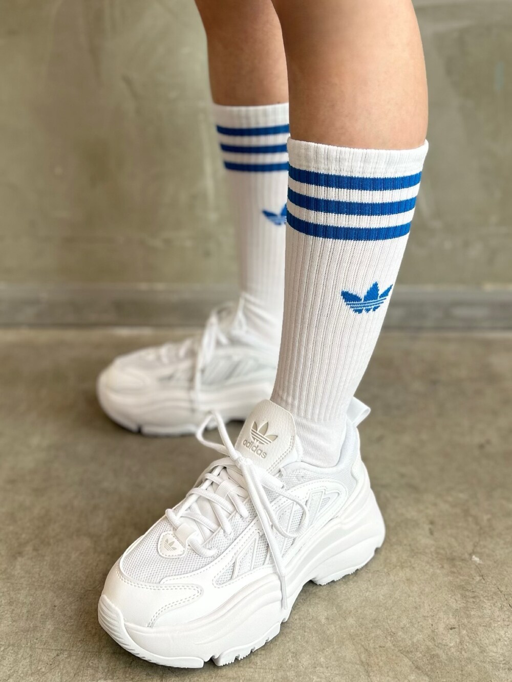 ブルー系のナイロンジャケット、ブルー系のその他パンツ、ホワイト系のスニーカーを着用したレディースの冬コーディネートの8枚目の写真