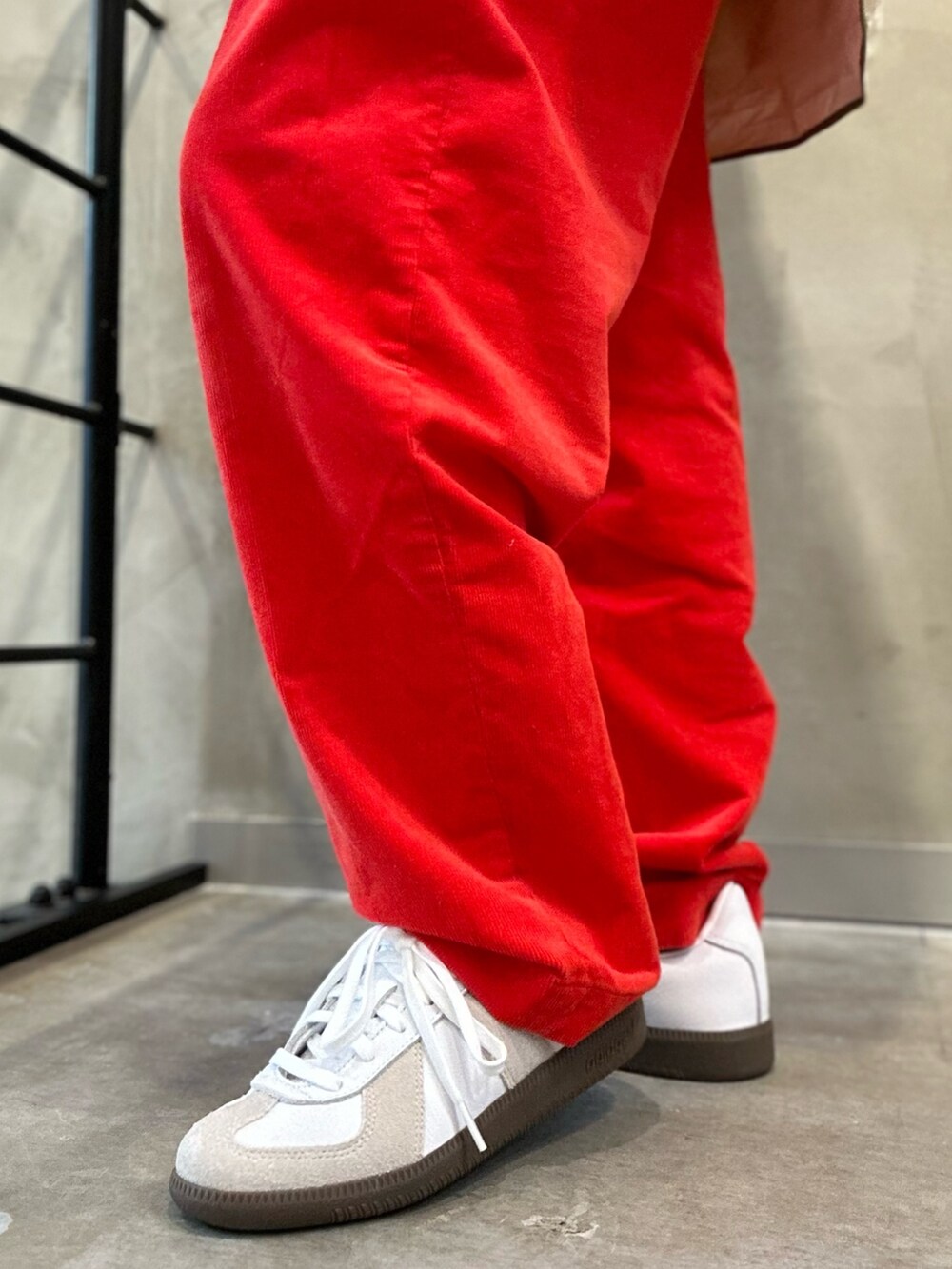 「スウェット、スニーカー、アウター、ダウンジャケット、キルティング、adidas、adidas originals、クロップドトップス、ハーフジップ、BW Army」｜「adidasのライトウェイト  ダウンジャケット（ダウンジャケット/コート、ホワイト系）」を使った、STさん（レディース・159cm）の秋コーディネートの5枚目の写真