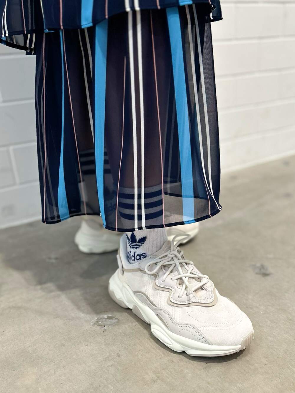 「デニム、フレアスカート、スタッフコーデ、デニムジャケット、Tシャツ、adidas、スニーカーコーデ、adidas originals、KseniaSchnaider、クセニア・シュナイダー」｜「adidasのオズウィーゴ / Ozweego（シューズ、ホワイト系）」を使った、STさん（レディース・159cm）の夏コーディネートの5枚目の写真